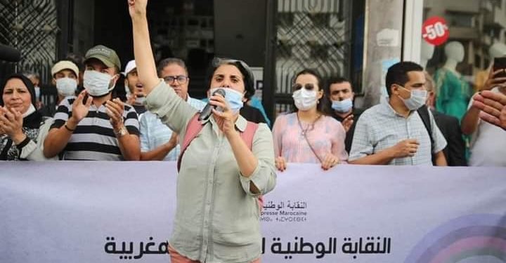 حنان رحاب ترد على “الخارجات عن القانون”