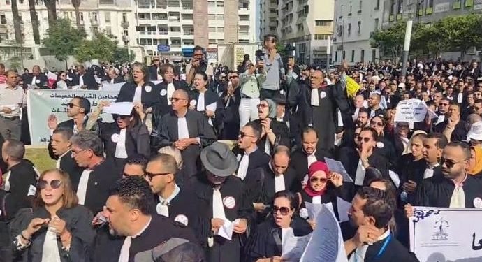 مئات المحامين يحتجون امام وزارة العدل لإسقاط مشروع قانون المحاماة
