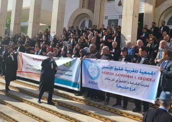 حقوقيون يحتجون مع المحامين بالقنيطرة ضد مشروع القانون المالي