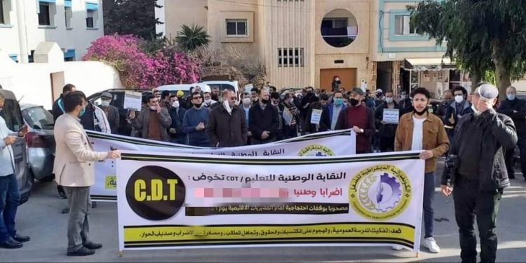 نقابة تعليمية تستنكر ترهيب الأساتذة والأستاذات بالتوقيفات والاقتطاعات من الأجور والمحاكمات “الكيدية”