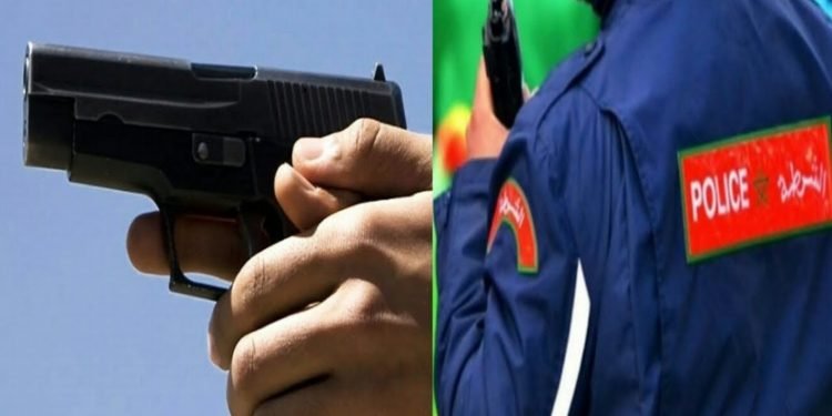 الشرطة تطلق النار على عاق احتجز والدته وعرض الأمن للاعتداء بالسلاح الأبيض