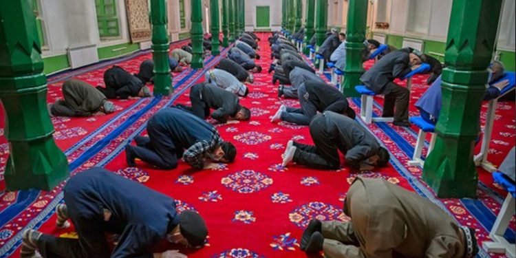 “جواسيس” لمنع المسلمين من صيام رمضان..الصين تُمعن في قمع “الإيغور”