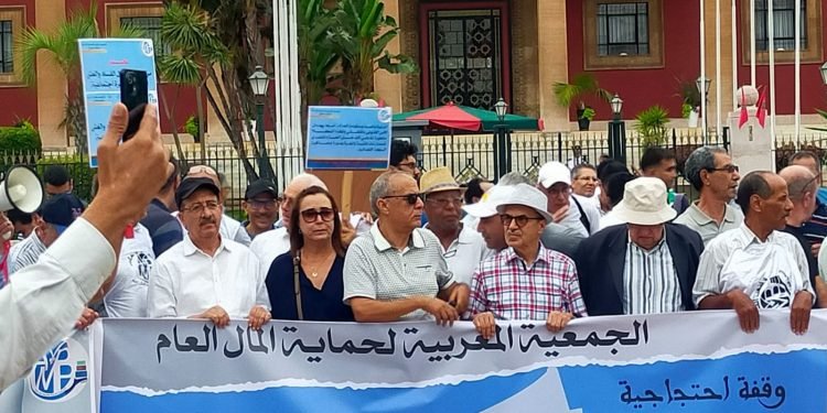 وقفة أمام البرلمان احتجاجا على استشراء مظاهر الفساد في عديد من القطاعات