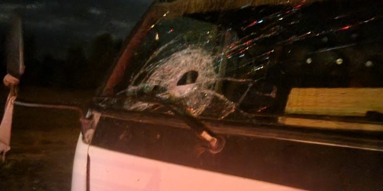 عصابة مجهولة تخرب أزيد من 15 سيارة وشاحنة بالطريق الرابطة بين القنيطرة وسيدي يحيى الغرب