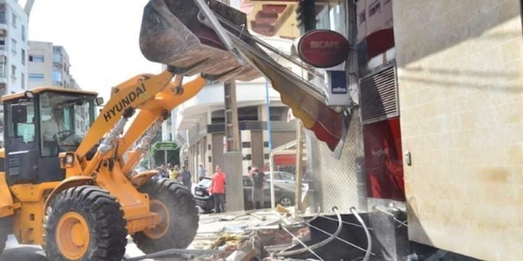 القنيطرة..مهنيو المقاهي والمطاعم والتجار يصفون حملة السلطة لتحرير الملك العمومي بالاستعراضية