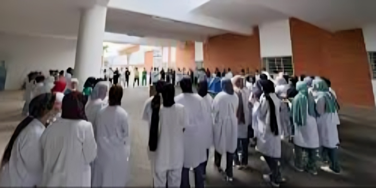 الأطر الصحية بالحسيمة تحتج ضد غياب الأمن بالمستشفى