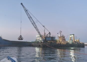 كارثة بيئية تهز ميناء المضيق..نفايات سامة تُفرغ في البحر وسط صمت رسمي مريب