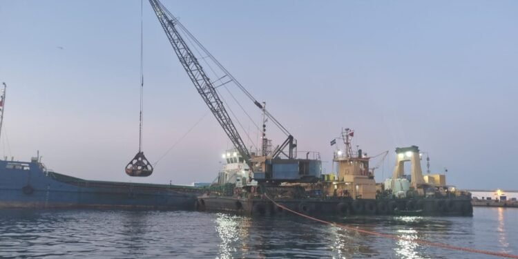 كارثة بيئية تهز ميناء المضيق..نفايات سامة تُفرغ في البحر وسط صمت رسمي مريب