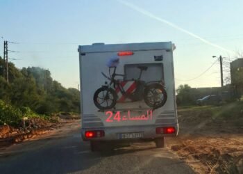 القنيطرة..سياح ألمان يستمتعون بحفر طريق المناصرة ويعجبون بـ”الدوضانات” الطبيعية