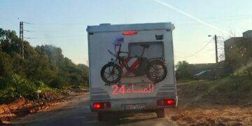 القنيطرة..سياح ألمان يستمتعون بحفر طريق المناصرة ويعجبون بـ”الدوضانات” الطبيعية