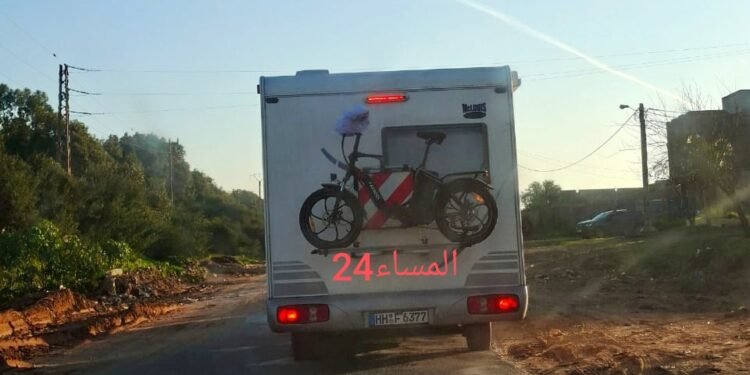 القنيطرة..سياح ألمان يستمتعون بحفر طريق المناصرة ويعجبون بـ”الدوضانات” الطبيعية