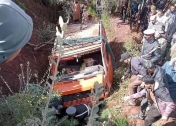 أزيلال..مصرع 3 أشخاص وإصابة 17 آخرين في انقلاب سيارة للنقل المزدوج