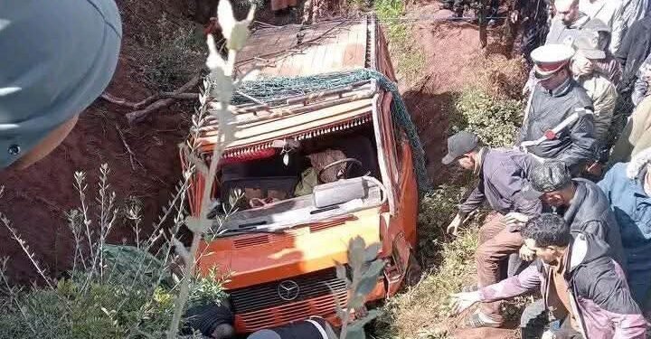 أزيلال..مصرع 3 أشخاص وإصابة 17 آخرين في انقلاب سيارة للنقل المزدوج